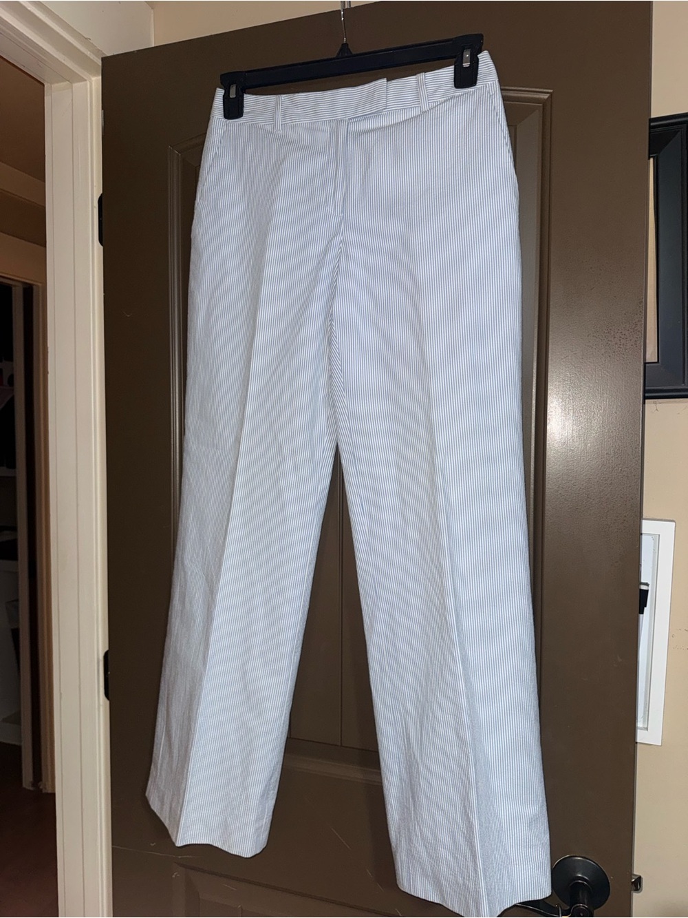 Classic Brooks Brothers “346” women’s seersucker pants in a size 4.